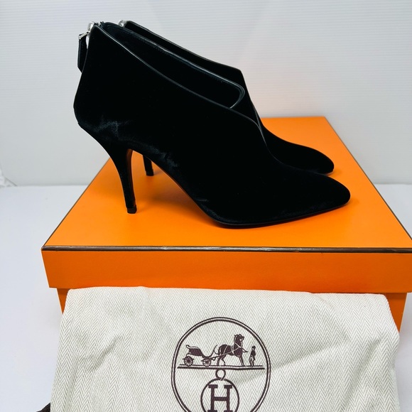 HERMES**Black Velvet Booties**EU 36; US 6**$1650 - Picture 3 of 10